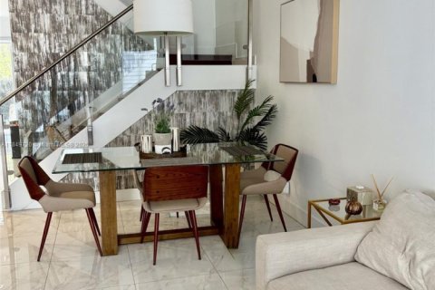 Townhouse in Doral, Florida 4 bedrooms, 176.05 sq.m. № 1859214 - photo 9