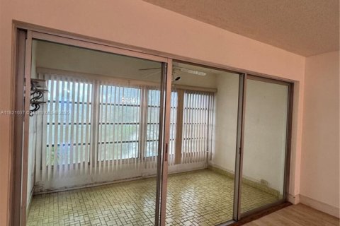 Condo in Tamarac, Florida, 2 bedrooms  № 1781968 - photo 23