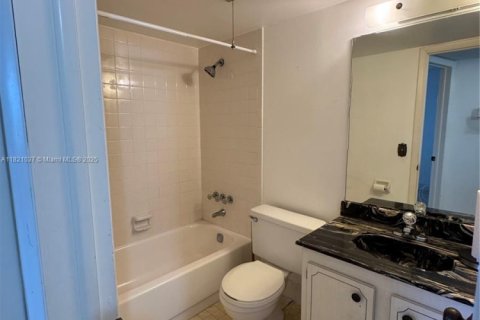 Condo in Tamarac, Florida, 2 bedrooms  № 1781968 - photo 10