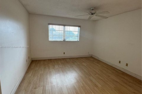 Condo in Tamarac, Florida, 2 bedrooms  № 1781968 - photo 19