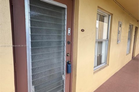 Condo in Tamarac, Florida, 2 bedrooms  № 1781968 - photo 27