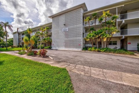 Condo in Saint Petersburg, Florida, 2 bedrooms № 2223116