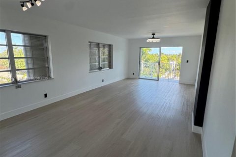 Copropriété à louer à Hollywood, Floride: 1 chambre, 83.43 m2 № 1971798 - photo 2
