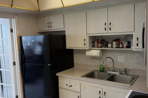Condo in Saint Petersburg, Florida, 2 bedrooms № 2211413 - photo 12