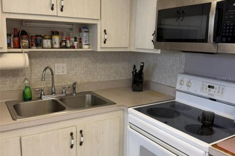Condo in Saint Petersburg, Florida, 2 bedrooms № 2211413 - photo 13