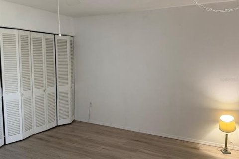 Condo in Saint Petersburg, Florida, 2 bedrooms № 2211413 - photo 9