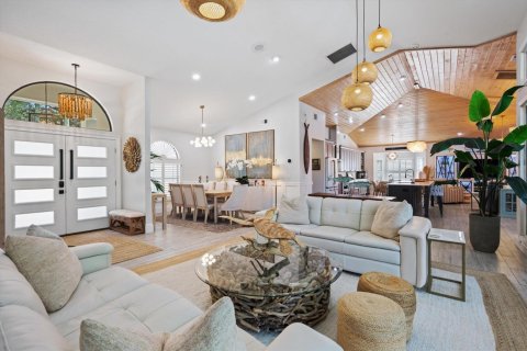 House in Jupiter, Florida 4 bedrooms, 296.17 sq.m. № 2082088 - photo 9