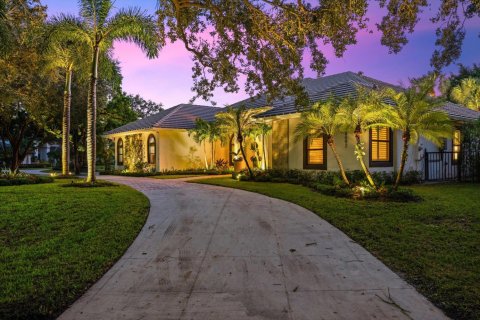 House in Jupiter, Florida 4 bedrooms, 296.17 sq.m. № 2082088 - photo 5
