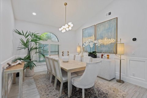 House in Jupiter, Florida 4 bedrooms, 296.17 sq.m. № 2082088 - photo 11