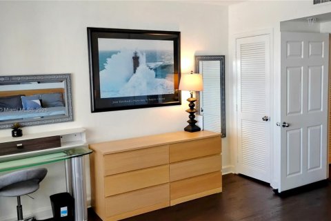 Condo in Miami Beach, Florida, 1 bedroom  № 1974799 - photo 14