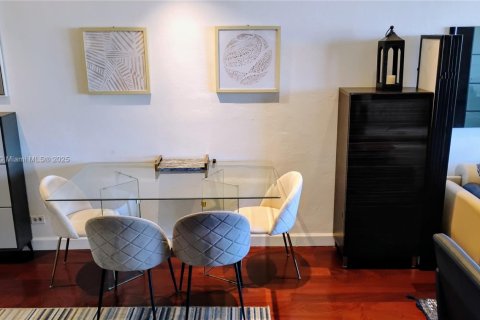 Condo in Miami Beach, Florida, 1 bedroom  № 1974799 - photo 16