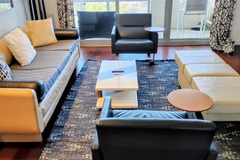 Condo in Miami Beach, Florida, 1 bedroom  № 1974799 - photo 1