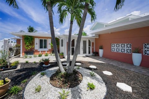 Villa ou maison à vendre à Madeira Beach, Floride: 4 chambres, 172.52 m2 № 1917985 - photo 12