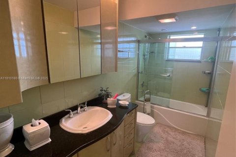 Condo in North Miami Beach, Florida, 2 bedrooms  № 1752731 - photo 25