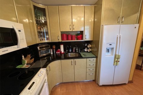 Condo in North Miami Beach, Florida, 2 bedrooms  № 1752731 - photo 2