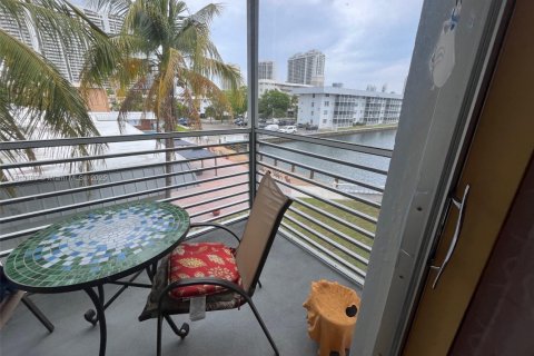 Condo in North Miami Beach, Florida, 2 bedrooms  № 1752731 - photo 10