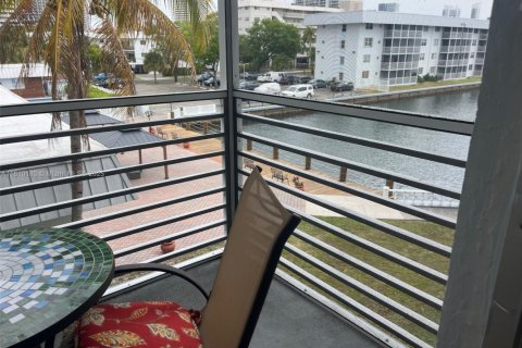 Condo in North Miami Beach, Florida, 2 bedrooms  № 1752731 - photo 11