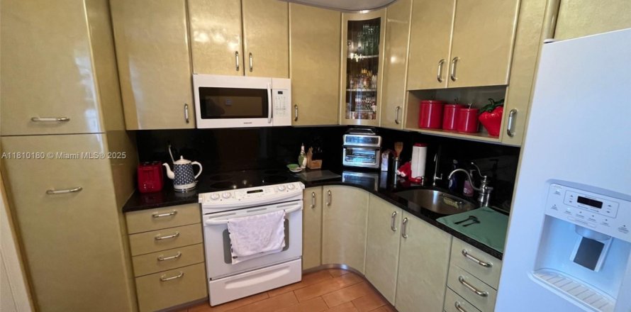 Condo in North Miami Beach, Florida, 2 bedrooms № 1752731