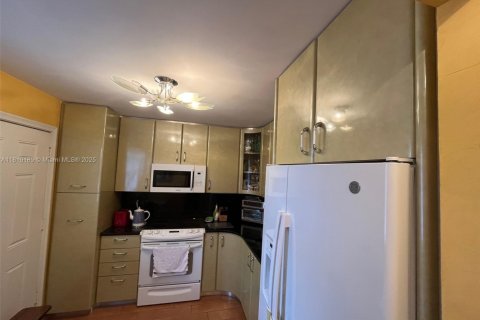 Condo in North Miami Beach, Florida, 2 bedrooms  № 1752731 - photo 3