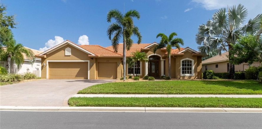 House in Bradenton, Florida 4 bedrooms, 213.4 sq.m. № 2258599