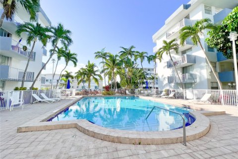 Condominio en alquiler en North Bay Village, Florida, 1 dormitorio, 57.6 m2 № 2009295 - foto 19