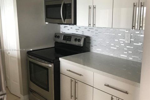 Condominio en venta en North Bay Village, Florida, 2 dormitorios, 95.69 m2 № 1786551 - foto 2