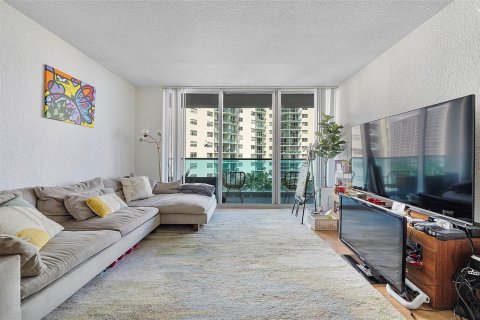 Condo in Hollywood, Florida, 2 bedrooms  № 1228563 - photo 1