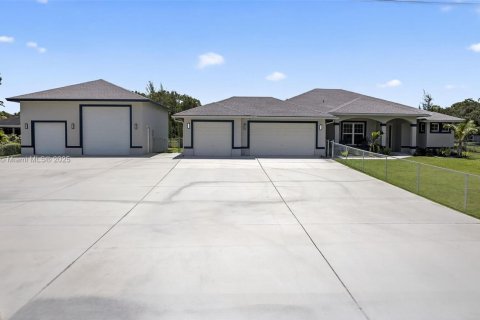 House in West Palm Beach, Florida 4 bedrooms, 232.16 sq.m. № 1892850 - photo 1
