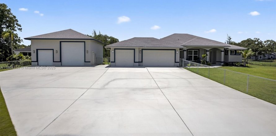 House in West Palm Beach, Florida 4 bedrooms, 232.16 sq.m. № 1892850