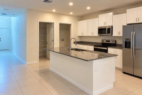 Villa ou maison à louer à Zephyrhills, Floride: 5 chambres, 221.94 m2 № 2409881 - photo 9