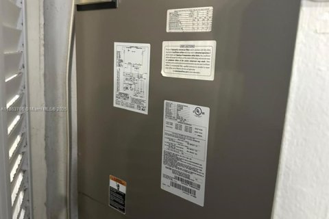 Adosado en venta en Miami, Florida, 3 dormitorios, 128.02 m2 № 2022285 - foto 20