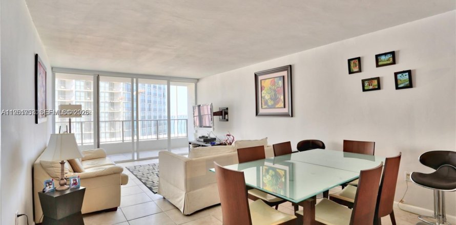 Condominio en Miami, Florida, 1 dormitorio  № 2006272