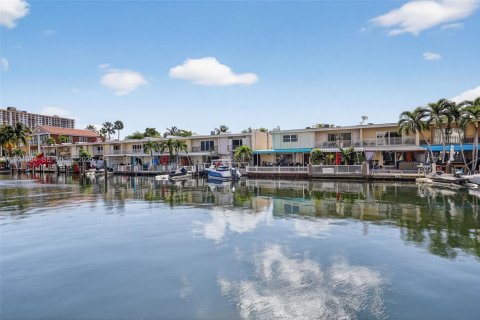 Casa en alquiler en North Miami Beach, Florida, 3 dormitorios, 227.61 m2 № 1990470 - foto 8