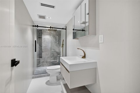 Casa en alquiler en North Miami Beach, Florida, 3 dormitorios, 227.61 m2 № 1990470 - foto 24