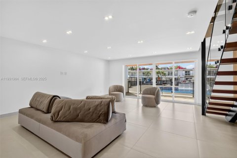 Casa en alquiler en North Miami Beach, Florida, 3 dormitorios, 227.61 m2 № 1990470 - foto 18