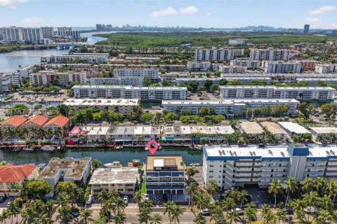 Casa en alquiler en North Miami Beach, Florida, 3 dormitorios, 227.61 m2 № 1990470 - foto 12