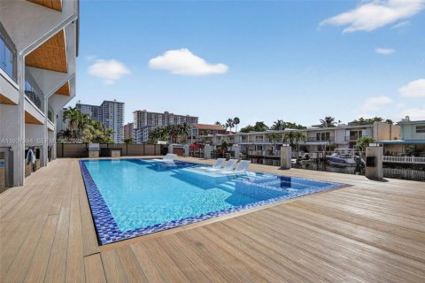 Casa en alquiler en North Miami Beach, Florida, 3 dormitorios, 227.61 m2 № 1990470 - foto 6