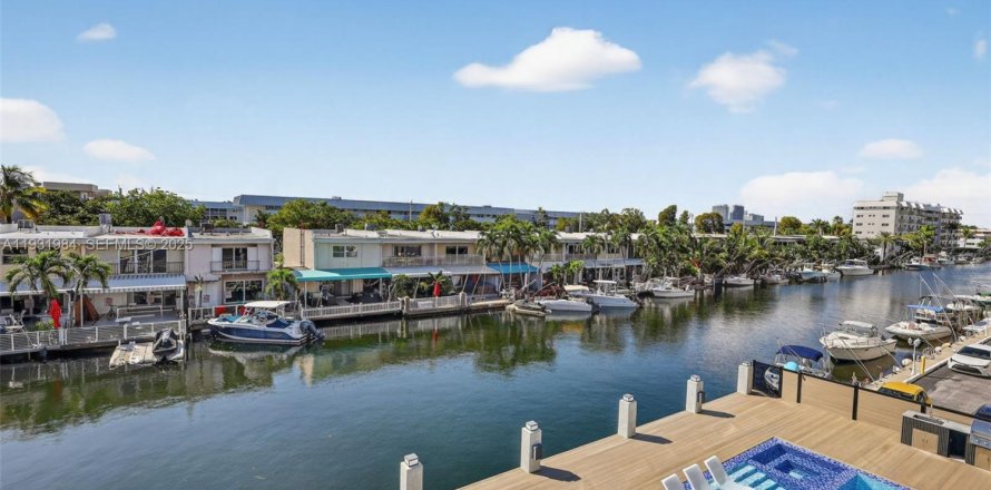 Casa en North Miami Beach, Florida 3 dormitorios, 227.61 m2 № 1990470