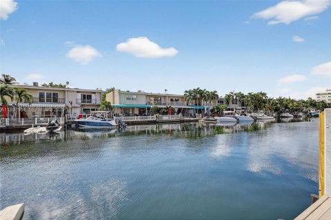 Casa en alquiler en North Miami Beach, Florida, 3 dormitorios, 227.61 m2 № 1990470 - foto 10