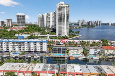 Casa en alquiler en North Miami Beach, Florida, 3 dormitorios, 227.61 m2 № 1990470 - foto 14