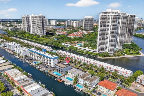 Casa en alquiler en North Miami Beach, Florida, 3 dormitorios, 227.61 m2 № 1990470 - foto 13