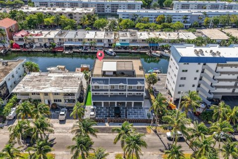 Casa en alquiler en North Miami Beach, Florida, 3 dormitorios, 227.61 m2 № 1990470 - foto 9