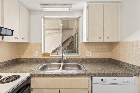 Condo in Largo, Florida, 1 bedroom  № 1518794 - photo 7