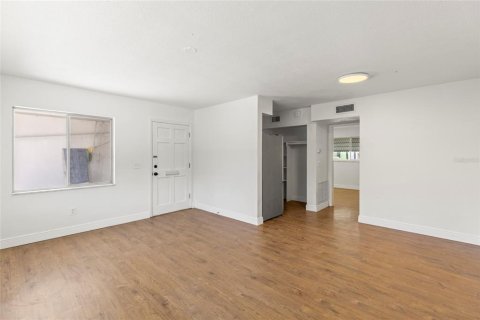 Condo in Largo, Florida, 1 bedroom  № 1518794 - photo 4
