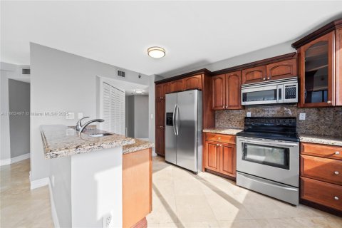 Condo in Miami, Florida, 2 bedrooms  № 1893162 - photo 11