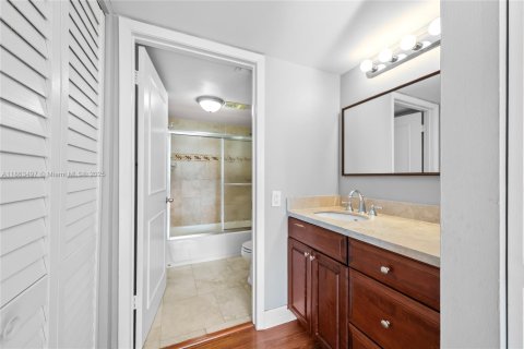 Condo in Miami, Florida, 2 bedrooms  № 1893162 - photo 14
