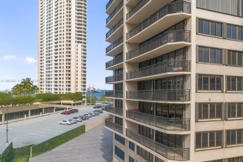 Condo in Miami, Florida, 2 bedrooms  № 1893162 - photo 25