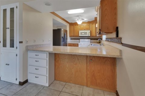 Condo in DeLand, Florida, 2 bedrooms № 2148924 - photo 11
