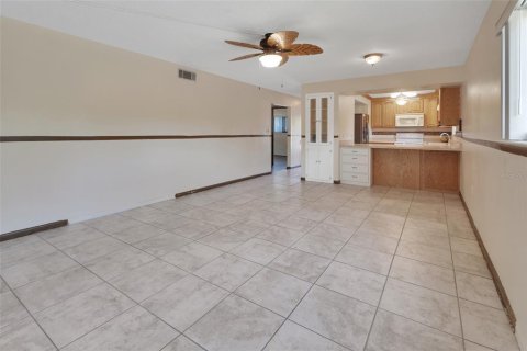 Condo in DeLand, Florida, 2 bedrooms № 2148924 - photo 8