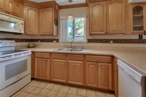 Condo in DeLand, Florida, 2 bedrooms № 2148924 - photo 12